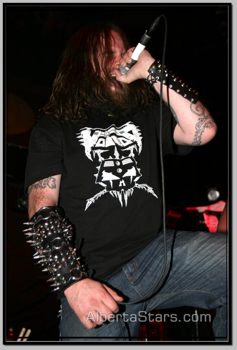 Cam Pipes, Lead Singer of 3 Inches of Blood Roaring During Live Concert