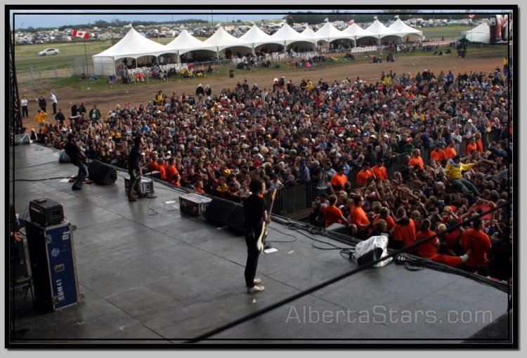 Thousands of Fans Watch Sum 41 on Stage